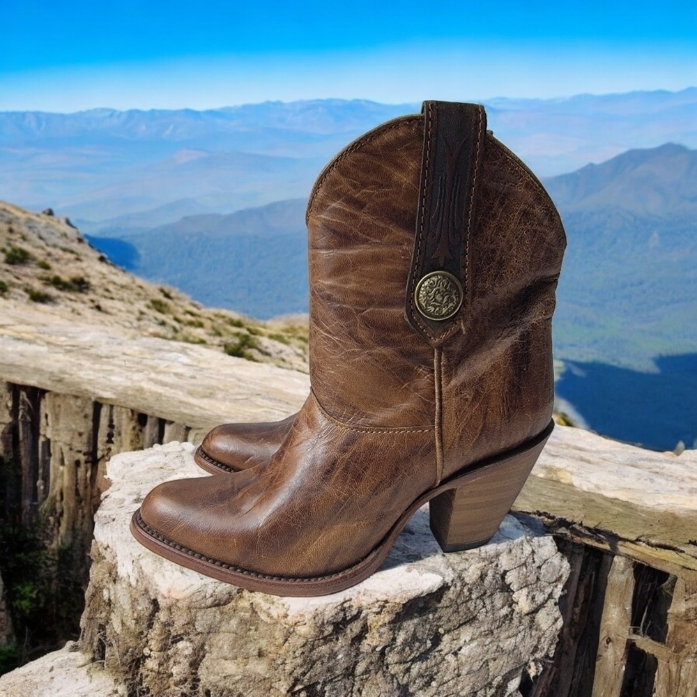 Corral Woman's Cowgirl boots size 8.5M block heel. Boot stand 9 inches. See more - Picture 2 of 16
